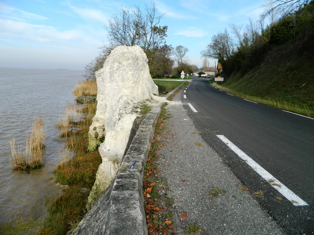 Figure 1 - Le « rocher isolé » au Roque de Thau (calcaire lacustre