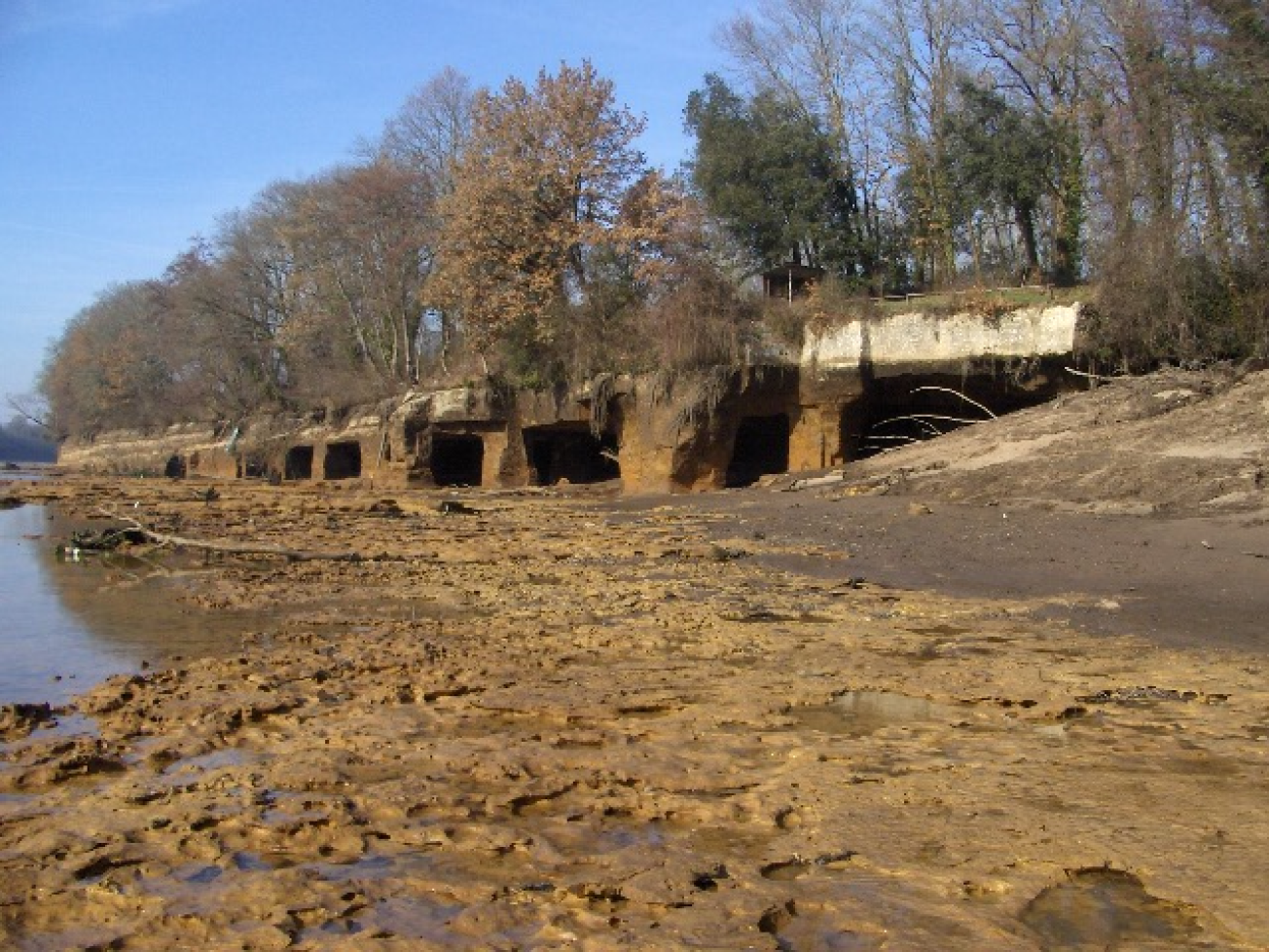 Figure 2 - Ancienne exploitation de pierre de taille à Fontenille - Baneuil, rive droite de la Dordogne (Platel JP., 2013)