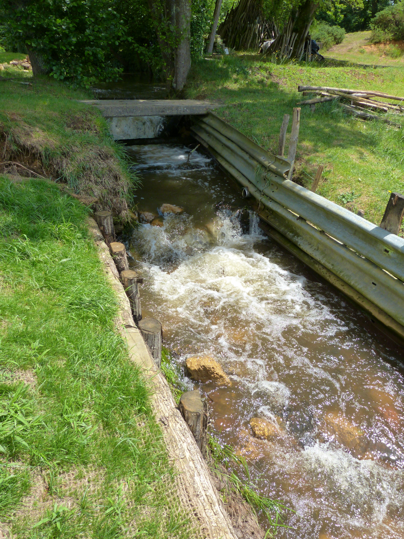 Figure 2 - Fort débit du ruisseau de Libé, drainant les alluvions de la terrasse du Pléistocène (en hautes eaux au mois de mai) (© Platel JP., 2015)