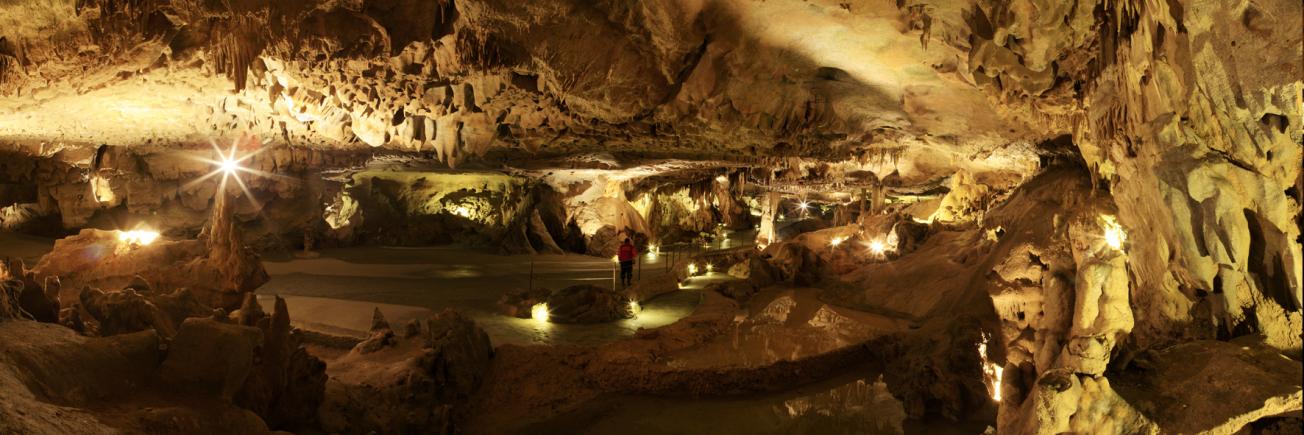 Figure 2 - Salle décorée de concrétions calcaires © Grotte de Bétharram