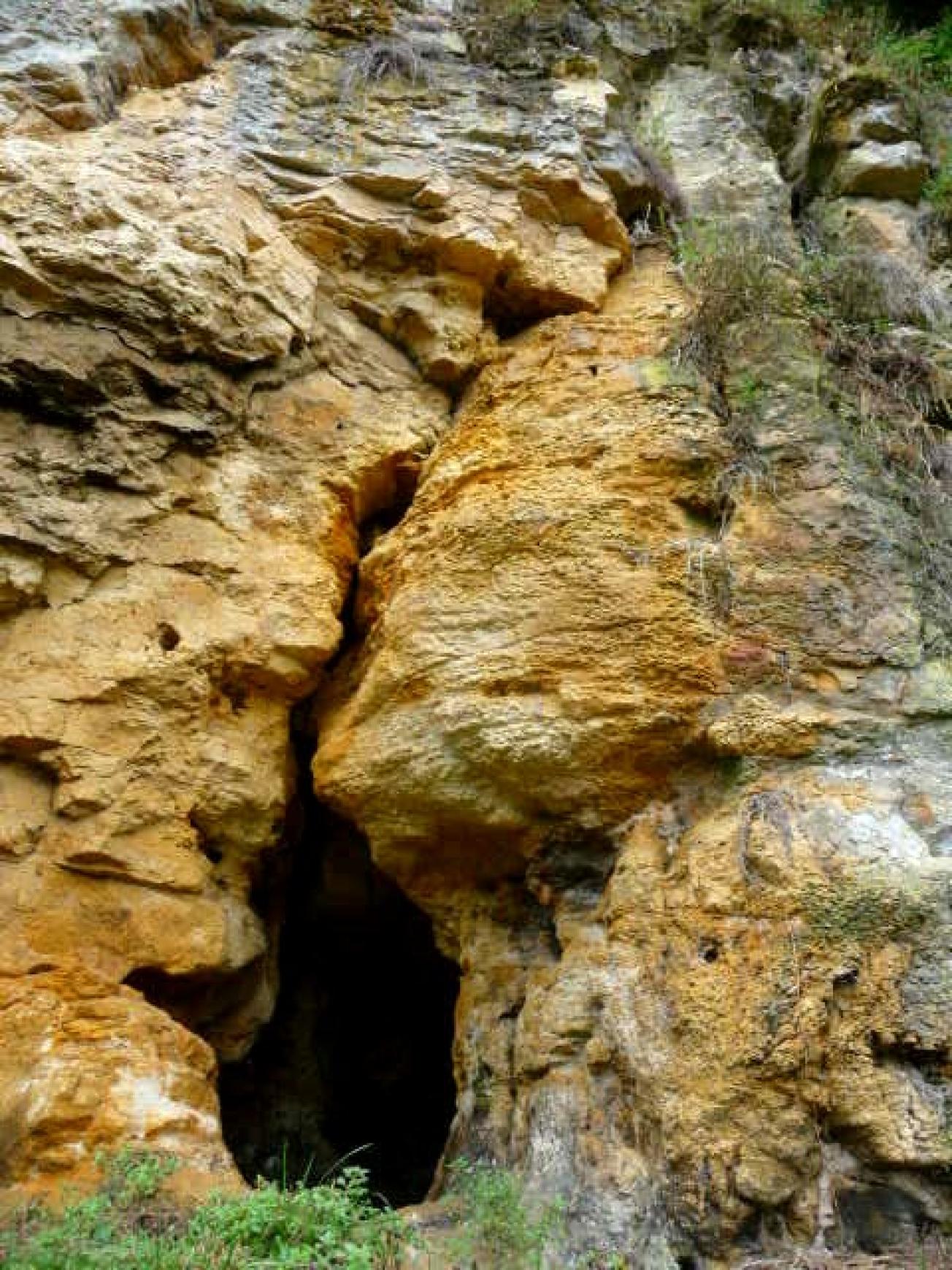 Figure 3 - Conduit karstique sur fracture tectonique dans le niveau inférieur (Platel JP., 2013)