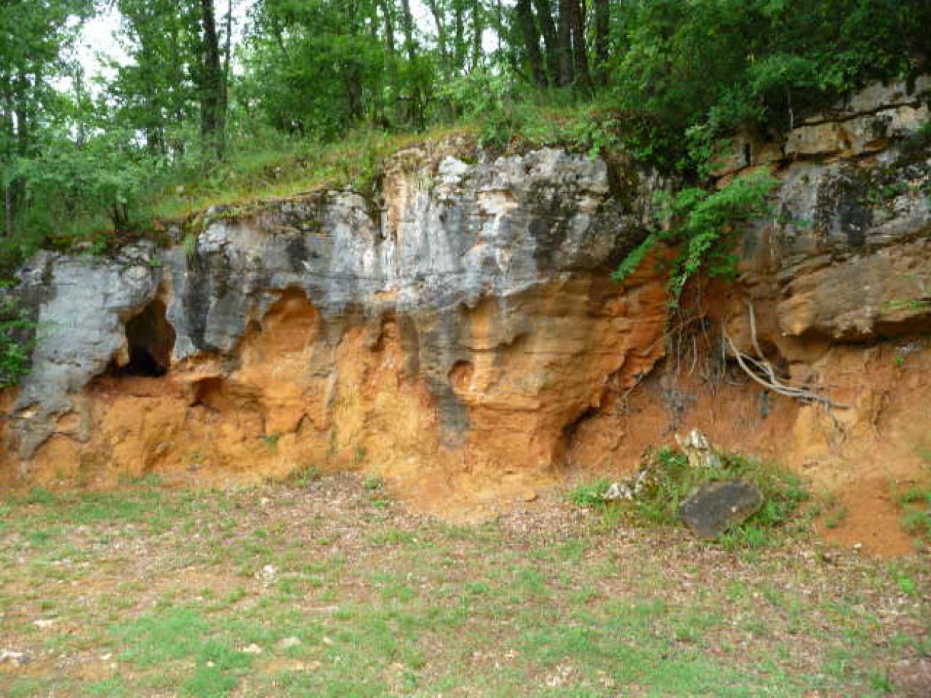 Figure 3 - Evolution karstique par fantomisation-altération dans les calcaires bioclastiques coniaciens à Bonaguil (Platel JP., 2013)
