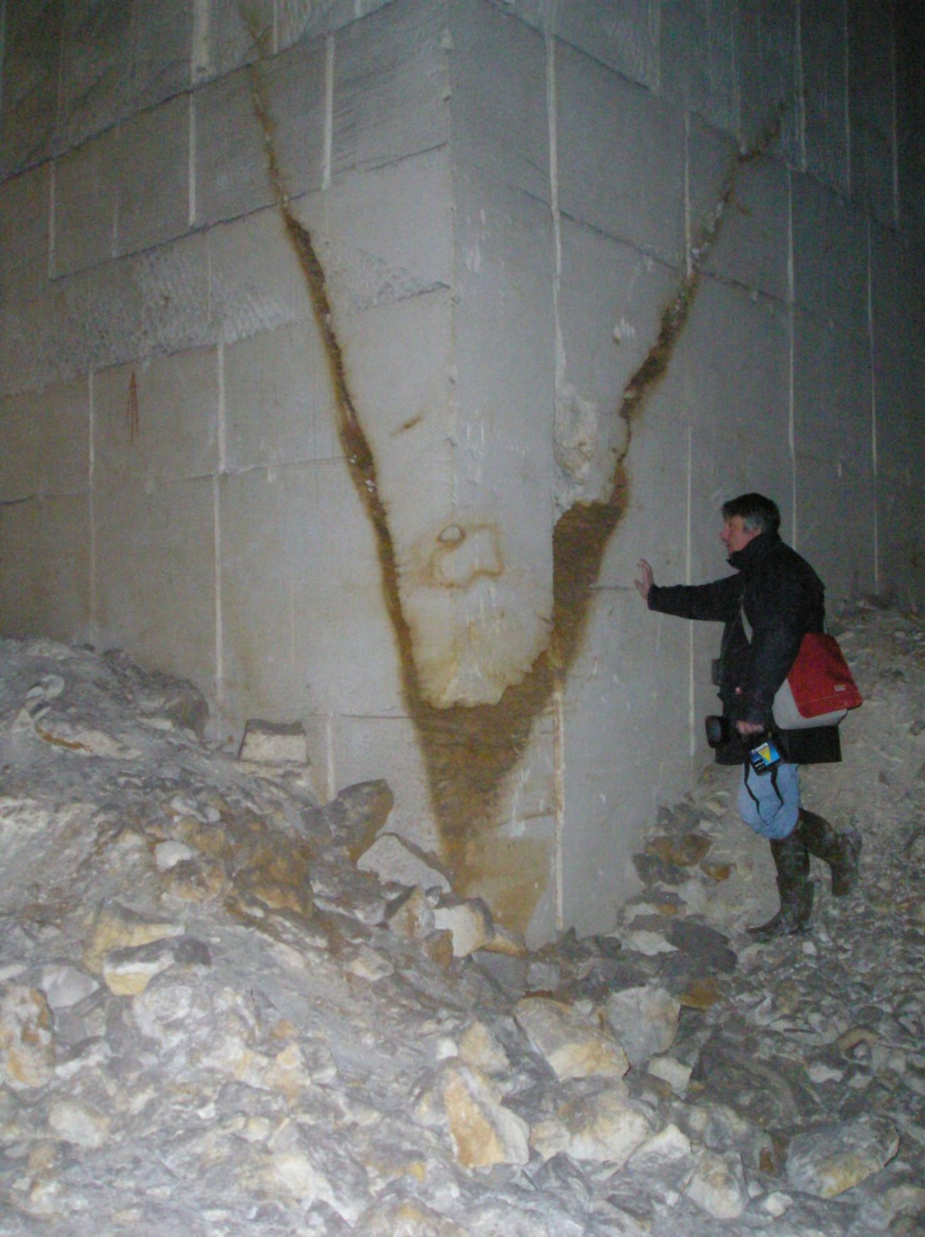 Figure 3 - Photo de fractures karstiques (© BRGM,2007)