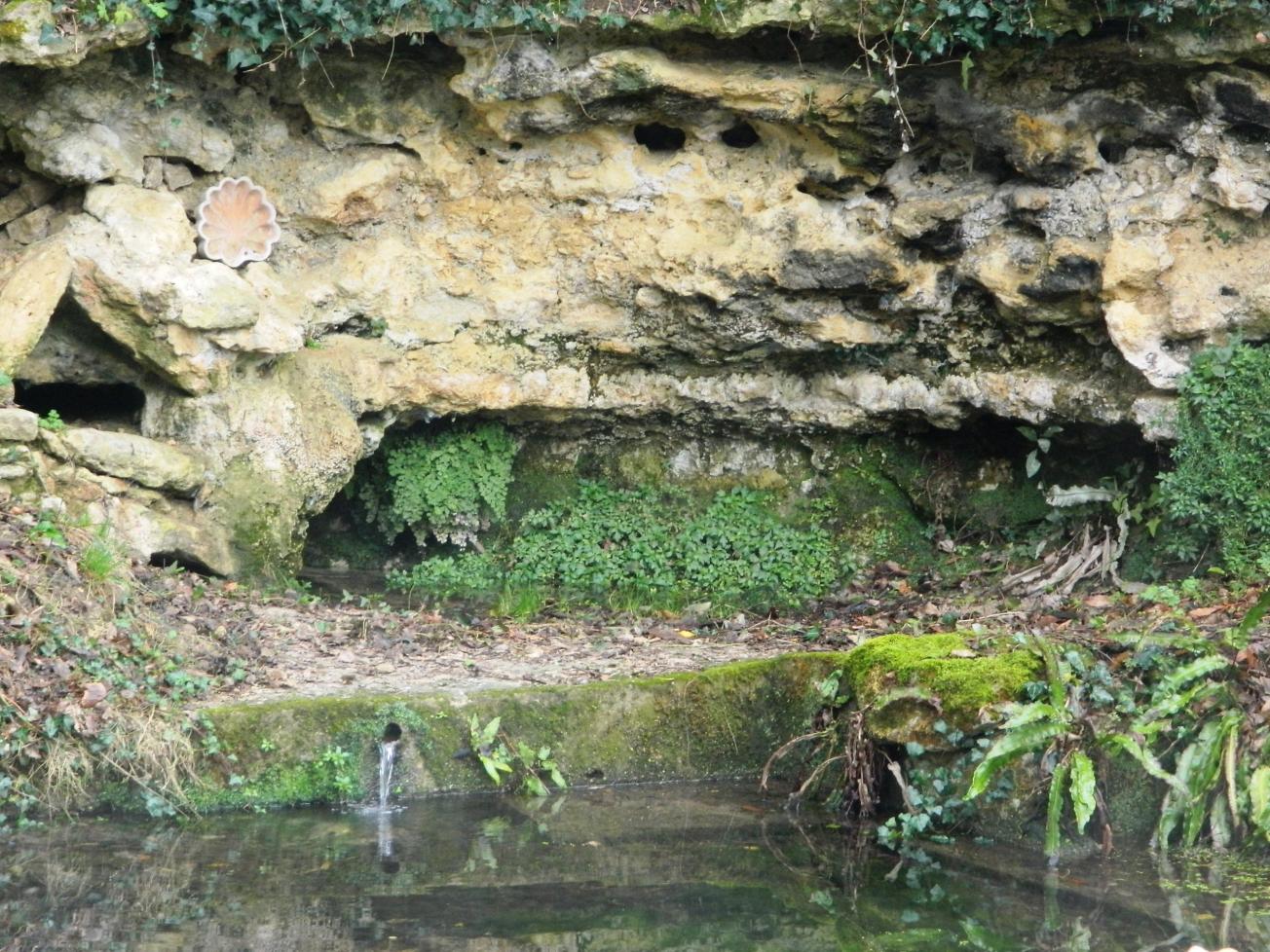 Figure 4 - Source de Larrivat, dans les grès du Burdigalien à Sainte-Croix-du-Mont (© Galey A., BRGM, 2012)