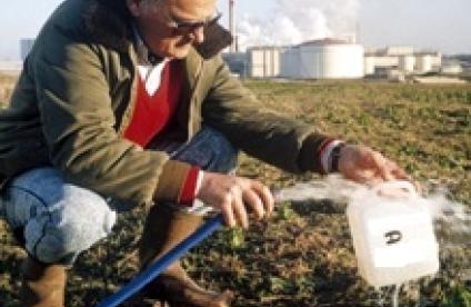 Prélèvement d'eau pour analyses en Champagne (Marne, 1990).