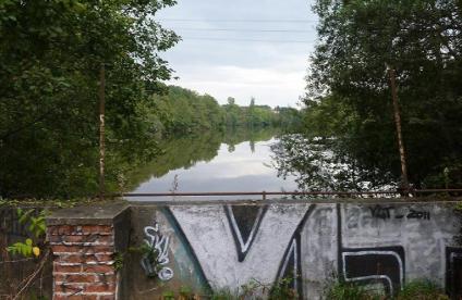 Digue sur une friche industrielle