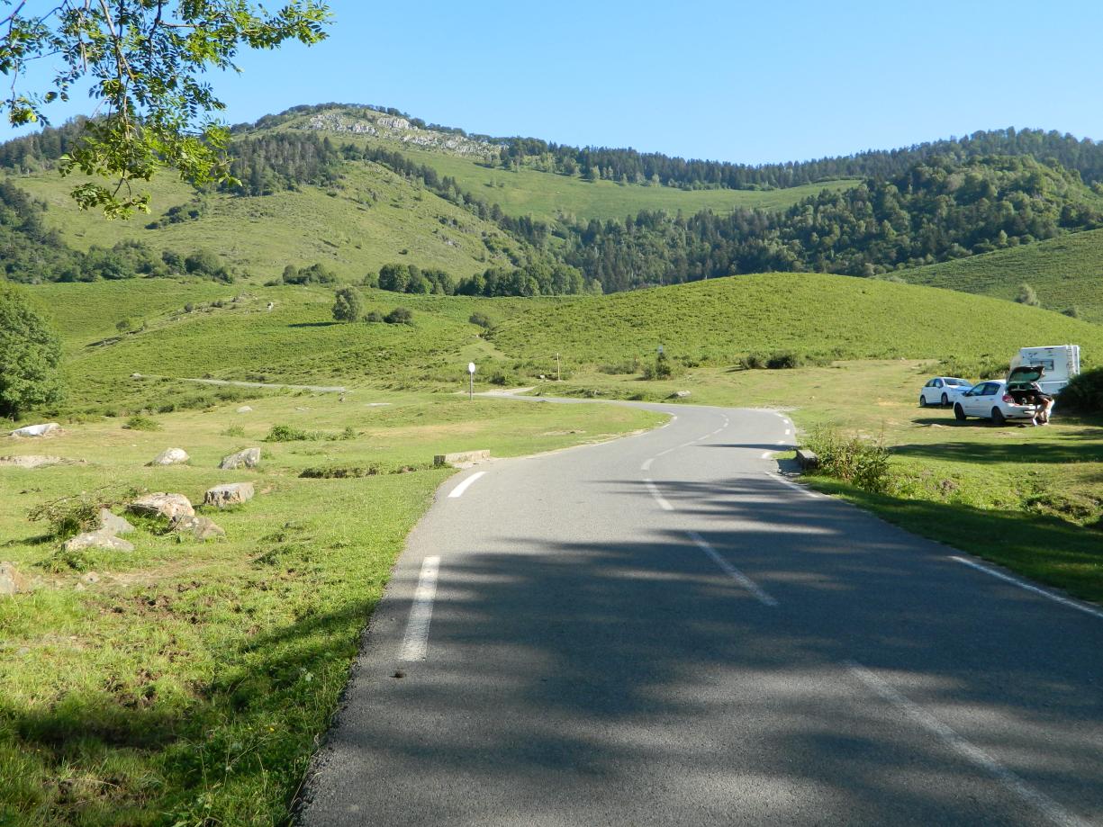 Parking situé en face des sources de Houndas