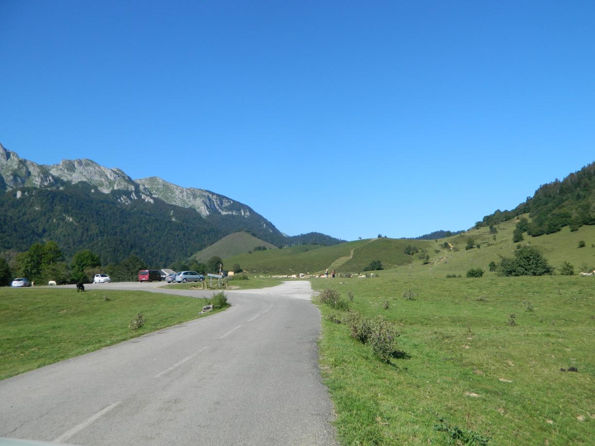 Parking à l'entrée de la piste du plateau de Benou