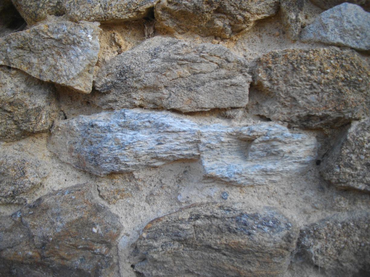 Roche métamorphique feuillée et blanche due à l’altération par l’eau de certains minéraux en kaolin