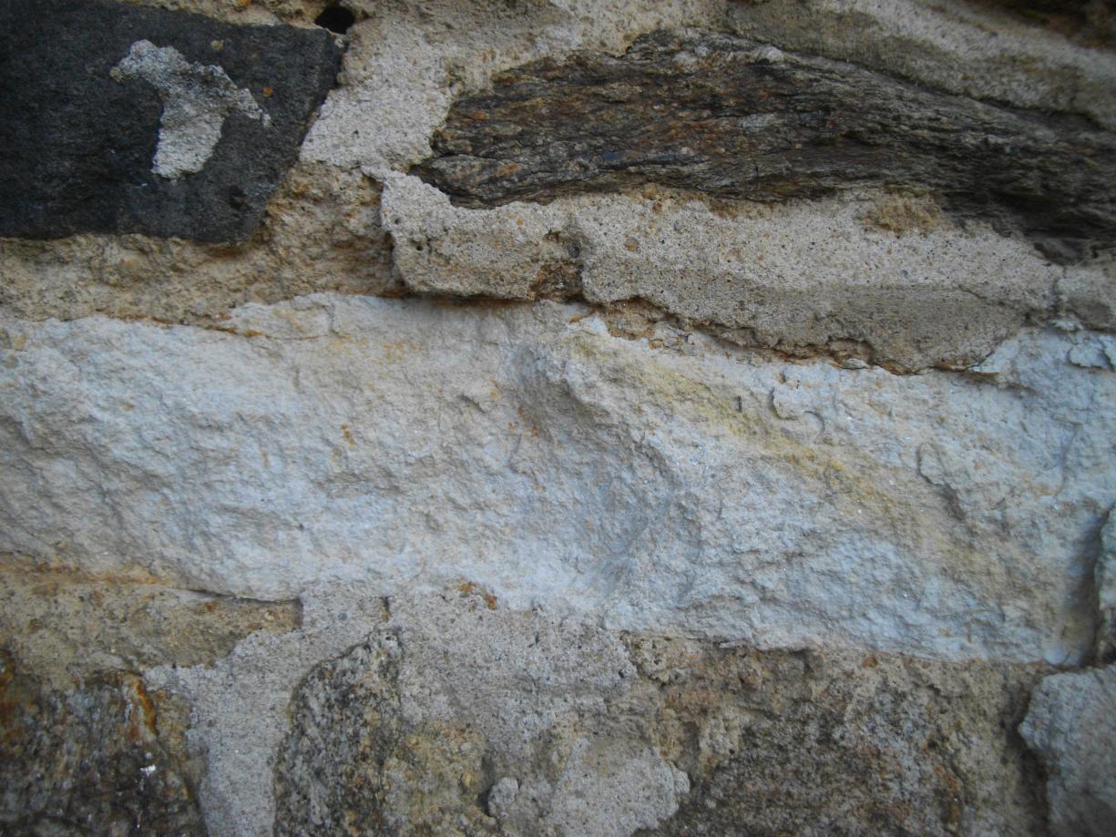 Roche blanche entièrement altérée et devenue friable