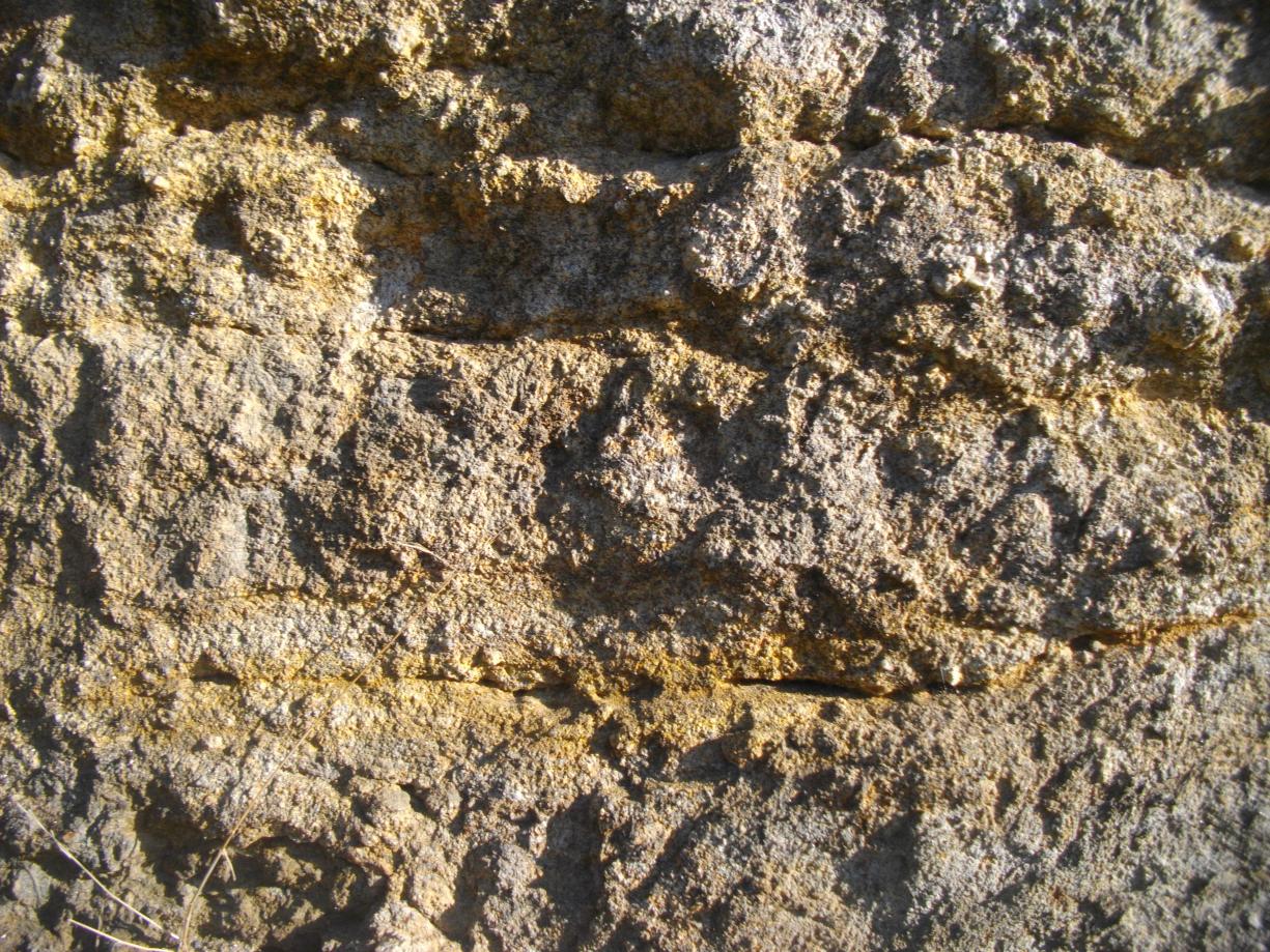 Fractures horizontales caractéristiques de la zone fissurée avec halos d’altération et d’oxydation qui soulignent les circulations d’eau souterraine