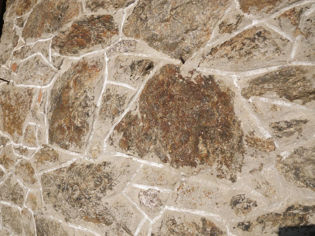 Pierre de pays avec des traces d’oxydation de fer (rouille) montrant que de l’eau souterraine a circulés