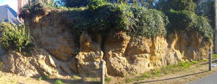 Affleurement des isaltérites et de la zone fissurée du granite altéré et fracturé à la sortie du bourg du Plessix-BalissonAffleurement des isaltérites et de la zone fissurée du granite altéré et fracturé à la sortie du bourg du Plessix-Balisson