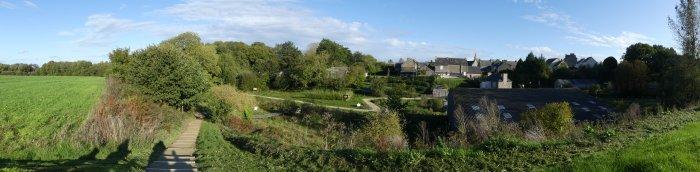 Vue vers l’est du village de Plessix-Balisson