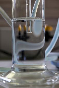 Système d'extraction en ligne et analyse des phytosanitaires dans l'eau - laboratoires du BRGM à OrléansAppareil de chromatographe liquide couplé à un spectromètre de masse triple quadripolaire (HPLC/MSMS) avec système d'injection directe d'échantillons d'eaux, pour l'analyse de pesticides et de leurs métabolites par extraction en ligne - zoom sur le système d'injection des échantillons (BRGM, Orléans, 2009).