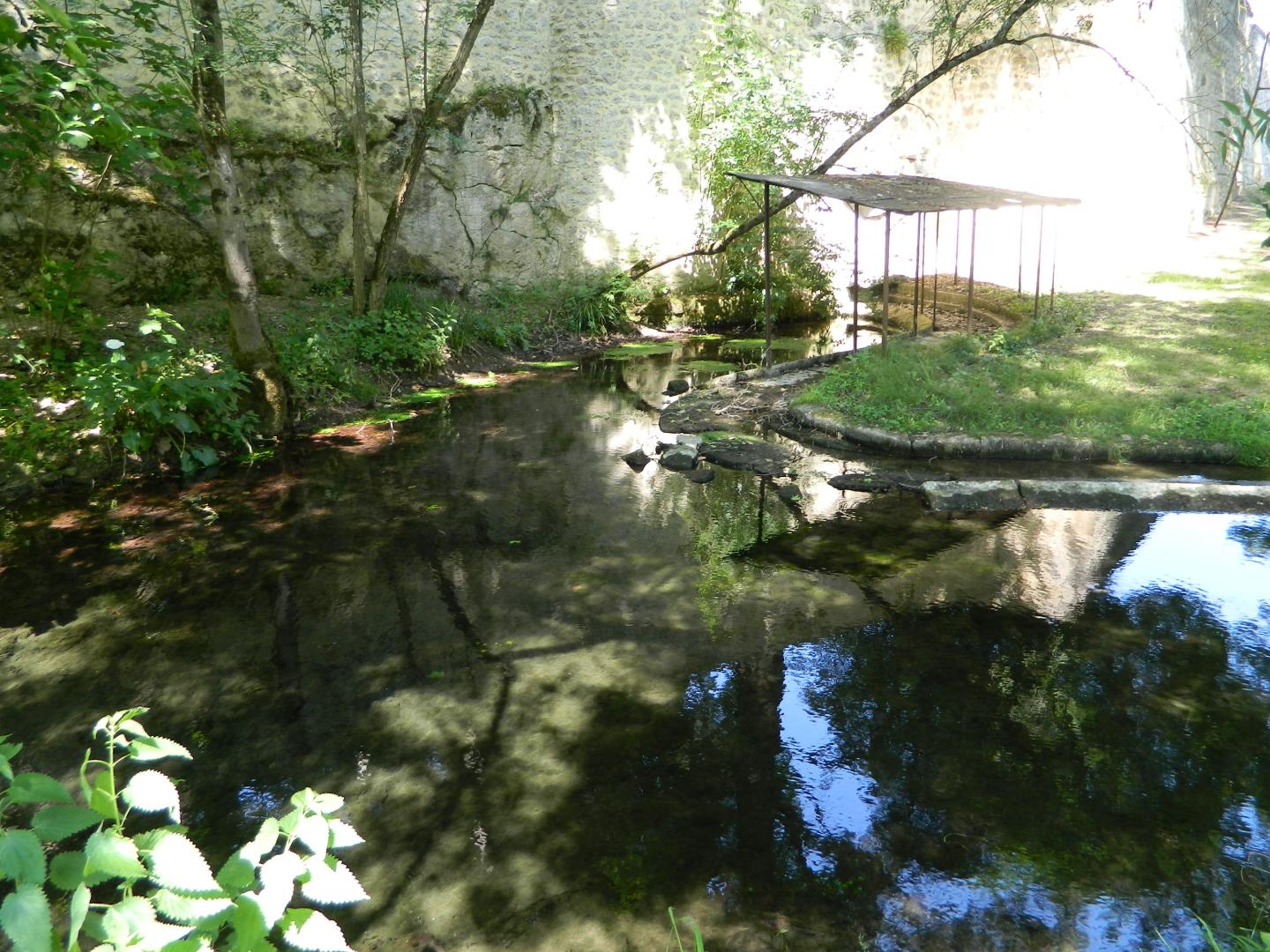 Figure 2 - Source du « muret du Château Barthé » (© Galey A., BRGM, 2012)