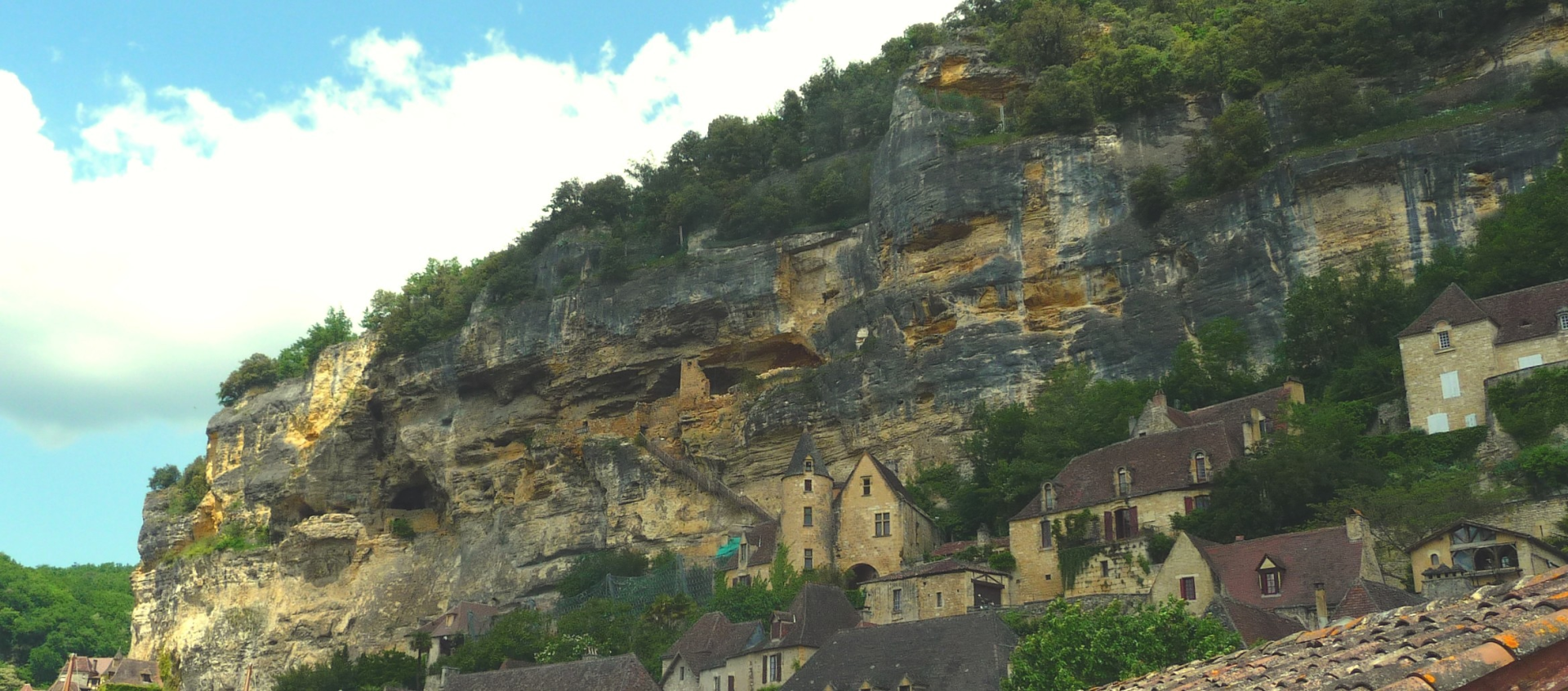 Figure 3 - Falaise des calcaires bioclastiques du Coniacien, au dessus du bourg de La Roque-Gageac