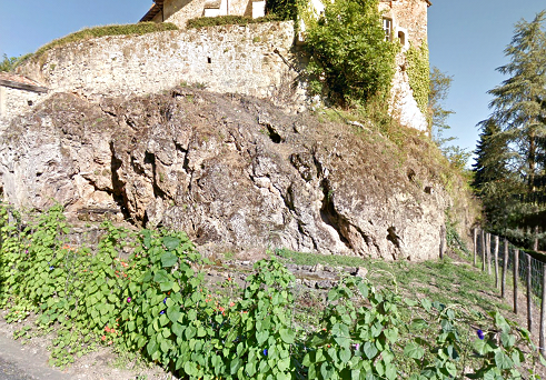 Figure 3 - Vue générale du sommet du tuf de Sourzac sur lequel est bâtie l'église