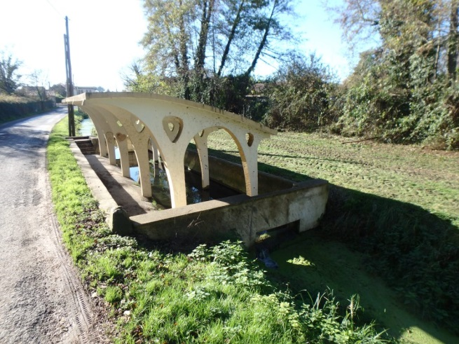 Figure 4 - Lavoir, situé rue des sources à Ayguemorte-les-Graves (© Bourbon P., 2017)