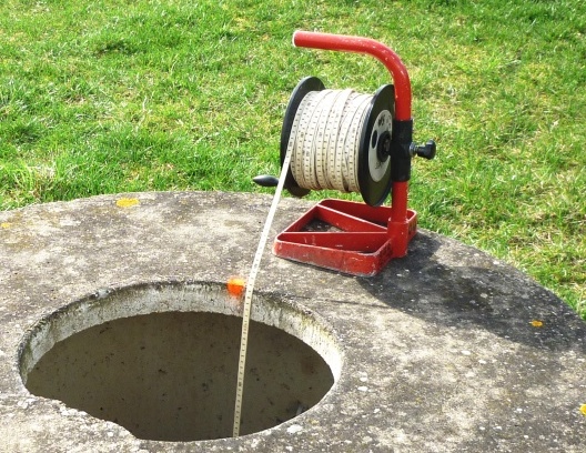 Mesure à l’aide d’une sonde piézométrique manuelle (source : BRGM)